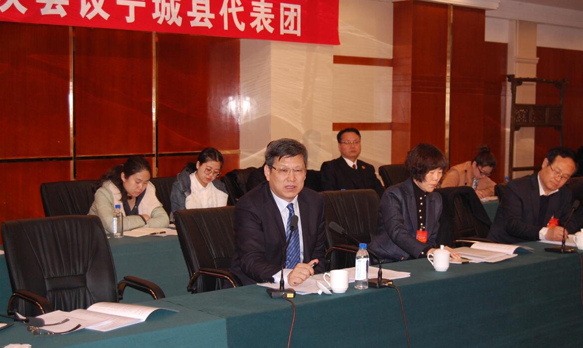 孟宪东参加宁城县代表团分组审议