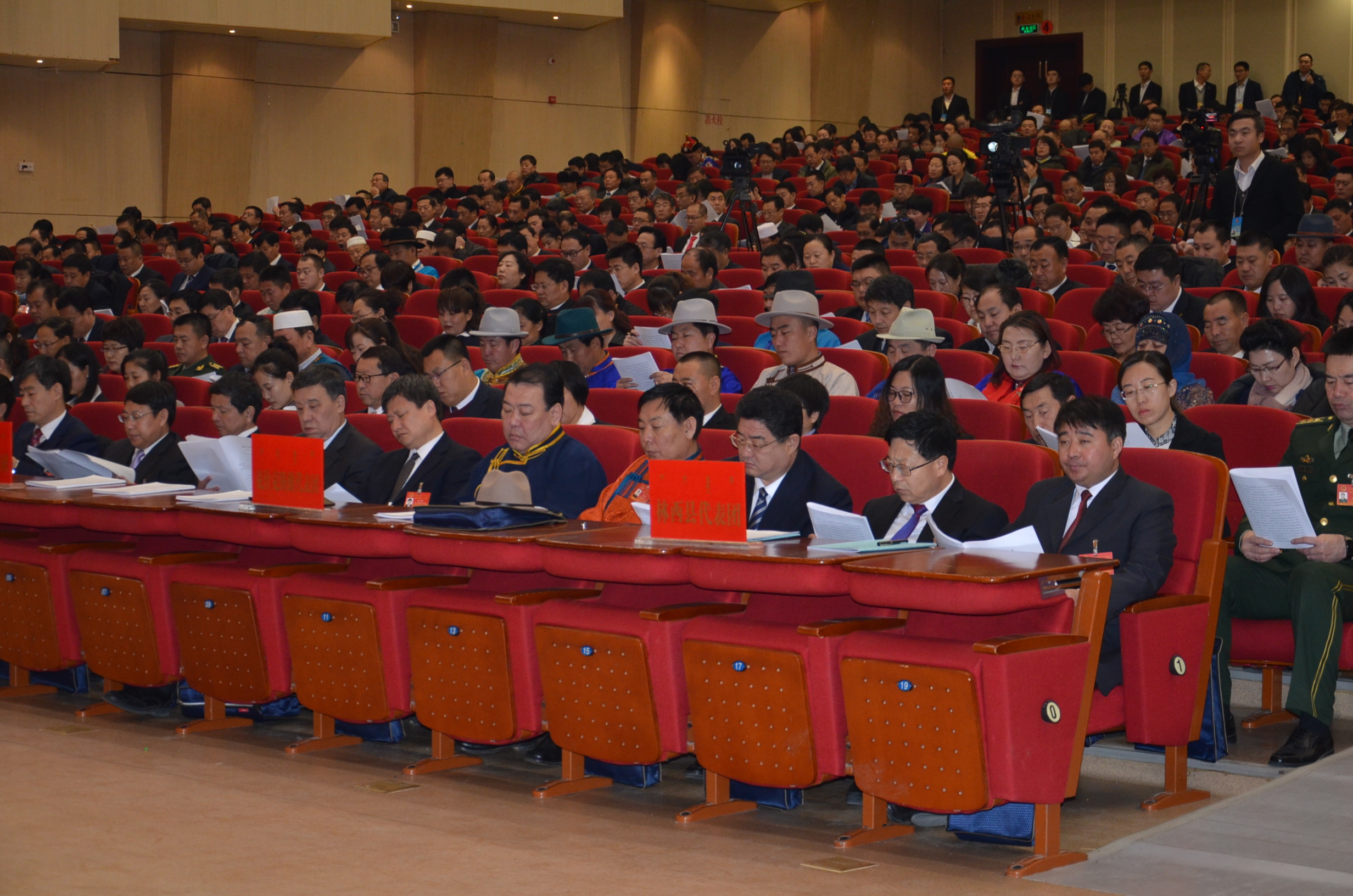 代表、委员认真听取报告