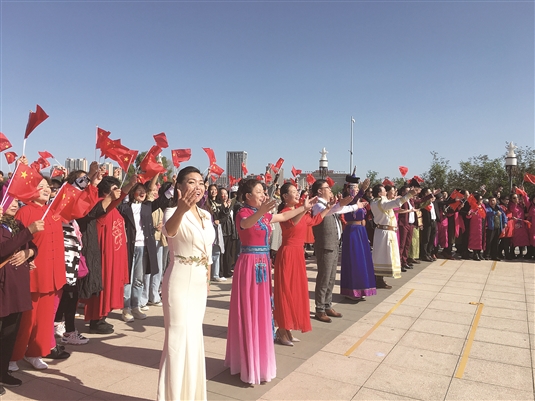 歌声、笑声、欢呼声，城中草原化作欢乐海洋 两千人“快闪...